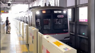 【5164F 東急東横線内ATO調整試運転（往路）】東急5050系5164編成（8CARSステッカー掲出）が武蔵小杉駅4番線に到着停車するシーン（試91K）2022.9.19