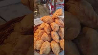 ขนมกะหรี่ปั๊บขายดีในตลาดน้ำอยุธยาต้องลองชิม Curry Puff