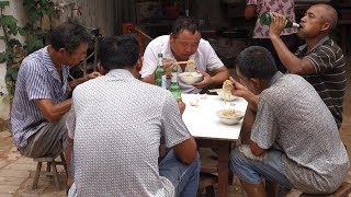 农村建新房要管饭，清香做一大铁锅接地气的焖面，师傅吃撑了 【泥土的清香】