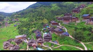 贵州大山里的苗寨，漫山遍野都是吊脚楼，太壮观了