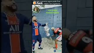 abaixou os salários dos jogadores kkkk o jeito foi ir trabalhar na obra até o Neymar tava 🤣🤣🤣🤣