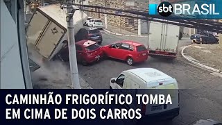 Flagrante: caminhão frigorífico tomba em cima de dois carros | SBT Brasil (06/04/23)
