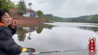 三枚水庫釣魚，剛下桿浮漂突然一沈，魚情太給力了