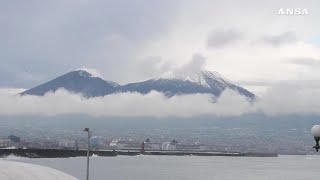 Maltempo, pioggia e freddo a Napoli: prima neve sul Vesuvio