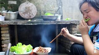 苗大姐生菜包五花肉，一口一块，摄影师口水出来了，还是猪肉好吃