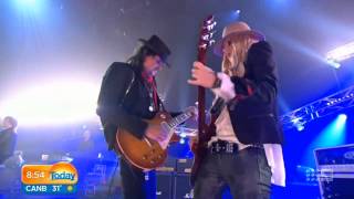Orianthi & Richie Sambora (Bon Jovi)  Guitar Solo live on TV 2014