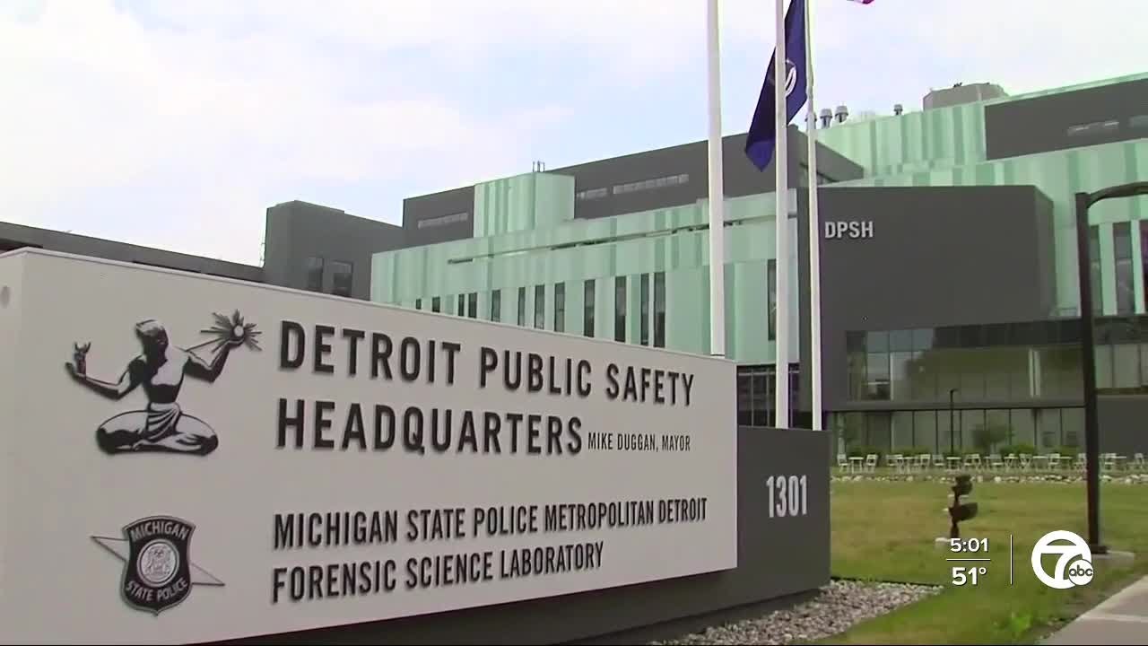 2 Detroit Cops Accused Of Taking Bribes From Towing Company - YouTube