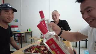 去粉丝大哥老店吃美食，四菜一汤配2瓶白酒，三个人吃饱喝美了！ #地道美食