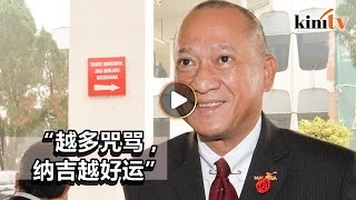 民众借许愿卡呛纳吉风波   纳兹里笑指咒骂添好运