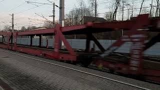 DB 185 mit einem leeren Autozug Richtung Linz bei der Durchfahrt in Neumarkt Kallham.