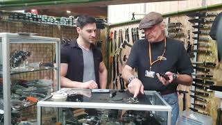 Fred Perrin sur le stand de la Coutellerie Tourangelle à Survival Expo 2019