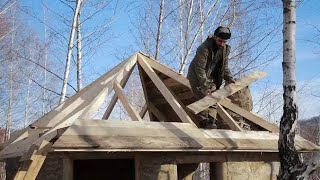 野外建筑，男子在野外选了一处风水宝地，搭建比碉堡更坚固的石屋