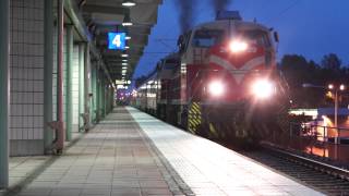 Commuter train 220 stops at Pukinmäki | Pakettikatkojuna H 220 pysähtyy Pukinmäessä