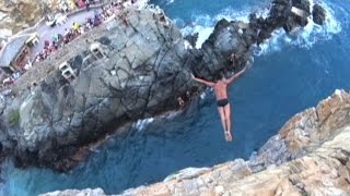 Gli spettacolari tuffi dalla scogliera La Quebrada ad Acapulco