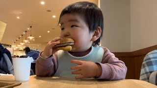 【2歳2カ月】フレッシュネスバーガーで食べるりっくん [2 years, 2 months old] Rikkun eating at Freshness Burger