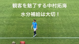 試合を決めるアシストでファンを魅了する中村拓海 水分補給も大切！ 2022年6月5日 J2第20節 横浜FC vs 東京ヴェルディ ニッパツ三ツ沢球技場