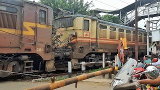 Massive Twins JHANSI wag-7 Freight train skipping rail gate