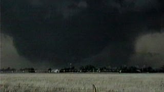 GIANT TORNADOES up close - May 7, 2002 Kansas