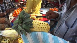 How to cut a pineapple - a demonstration by a master cutter Pineapple vendor.