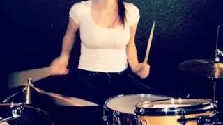 Joven chica percusionista