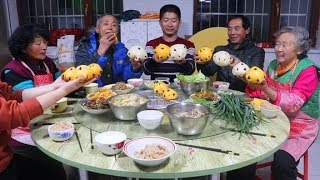 东北大妈蒸2锅大枣馒头，晚饭白菜炖粉条，大葱蘸酱菜吃的馋人