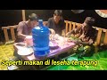 Kehidupan di rumah rakit apung//makan malam bersama tamu nelayan.