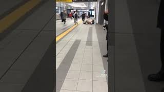 駅にヤバい奴が居た、、😱　　#tiktok #衝撃映像  #駅