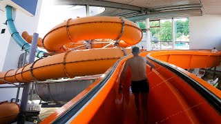 ON TESTE UN TOBOGGAN DEBOUT DANS CE PARC AQUATIQUE