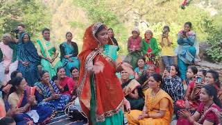 pahadi shadi me ladies dance महिला संगीत में सासु ब्वारी का नांच