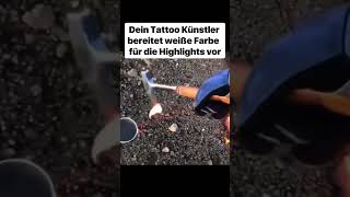 POV: Dein Tattoo-Künstler bereitet weiße Farbe für die Highlights vor.