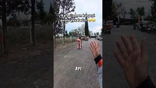 Kafası yanan kuryeyi ayıyla yakaladım 😂😂 #shorts #keşfet #motovlog #kurye #viral #fyp #trendyolgo