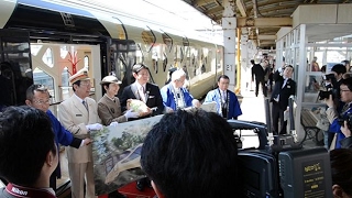 トランスイート四季島「また来てね」　東室蘭・洞爺駅　鉄道ファンら笑顔で見送り （2017/05/03）北海道新聞