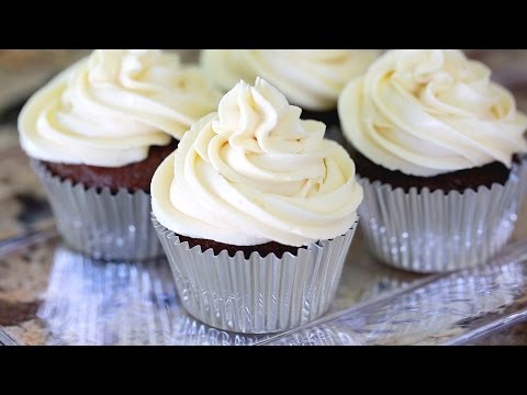 CHOCOLATE CUPCAKES WITH CREAM CHEESE FROSTING! CHOCOLATE CUPCAKES WITH CREAM CHEESE FROSTING!