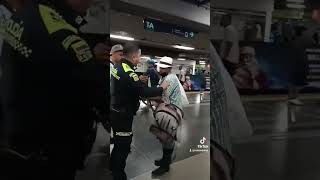 Así sacaron a un campesino del Metro de Medellín