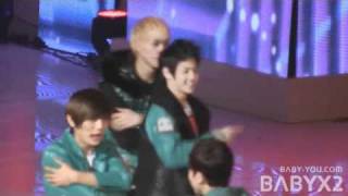 [FANCAM]101214 Beast 비스트-(Beautiful) DongSeob made fun of lonely Jun @Open Concert