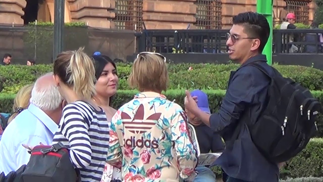 Bromas A Mujeres Celosas En La Calle Almacenamiento De Archivos Gratis