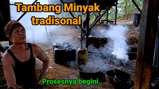 Proses Minyak mentah pertambangan manual tradisonal pedesaan Gunung Wonocolo Bojonegoro sisi barat.