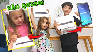 MANUELA GANHOU UM TABLET CHOROU E NÃO GOSTOU LUCAS FICOU FELIZ - PRESENTE SURPRESA DA FAMÍLIA ROCHA