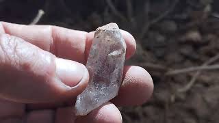 nessa pesquisa de campo, achamos um cristal transparente e um com agulhas vermelha,siga essa dica.