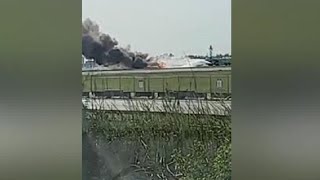 Miami, aereo prende fuoco all'atterraggio: denso fumo in pista