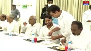 Minister KTR Serves Breakfast to Nikhil Gowda and other Leaders at Pragathi Bhavan |NewsFocusTelugu