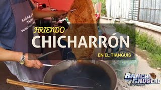 Así es como se hace el CHICHARRÓN!!! 🐷 En los tianguis de México 😱