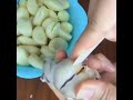 Cara cepat kupas bawang putih⁣ nih bun...