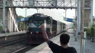 [IRFCA] 12997 TEN-HAPA SF Express wid a VTA WDM-3D Crosses Sarashtra Express!!!!