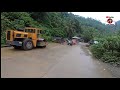 雨の後の困難な道の山への長い旅