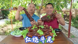 买2根牛尾巴，食叔做“红烧牛尾”，炖熟和老哥直接上手啃，真香