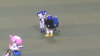 ドアラさんとつば九郎　太鼓を譲り合う