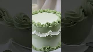 Such a fun and easy way to decorate a cake ! #cake #trendingshorts #trending