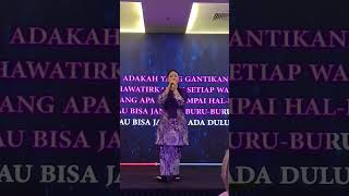 Britney - Satu Bulan (Persembahan)