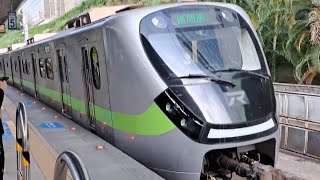 1221次基隆發車經由西部幹線開往新竹的銀綠色微笑號EMU900型十輛一編組EMU903區間車